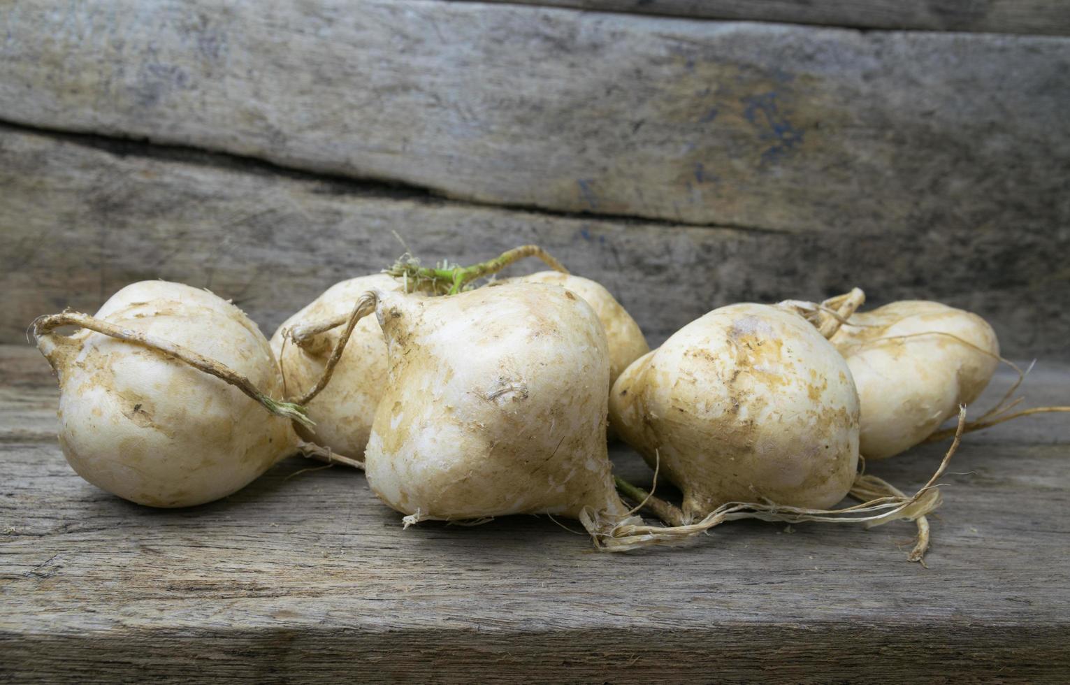 Jicama auf hölzernem Hintergrund des Schmutzes foto