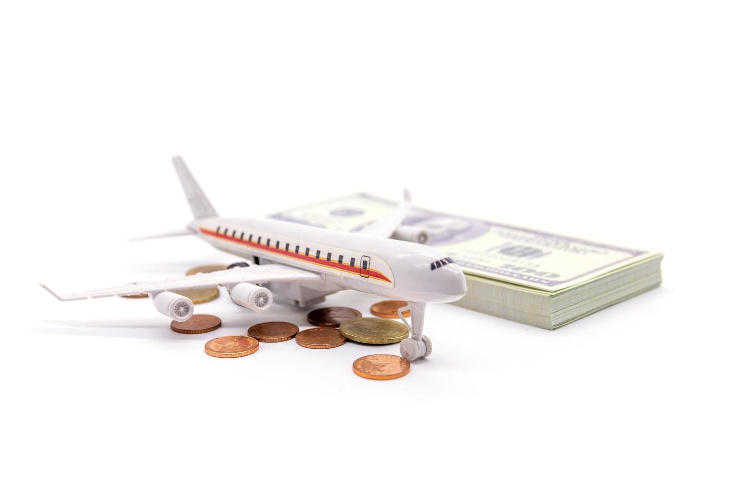 Flugzeug und Dollar isoliert auf weißem Hintergrund. foto