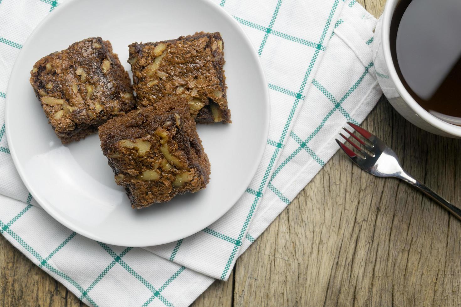 Schokoladen-Brownie-Kuchen auf einem Holztisch foto