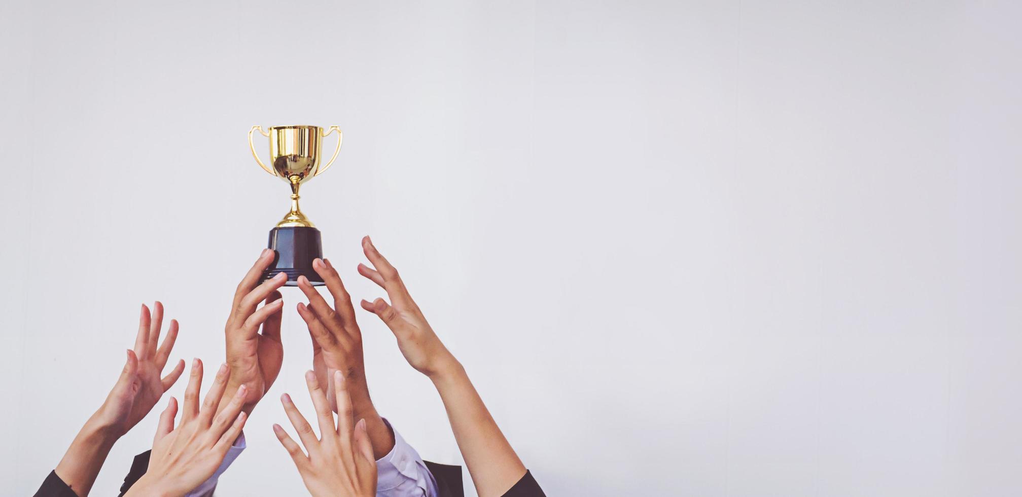 hände kämpfen um den goldenen trophäenpokal, konzeptgeschäft foto