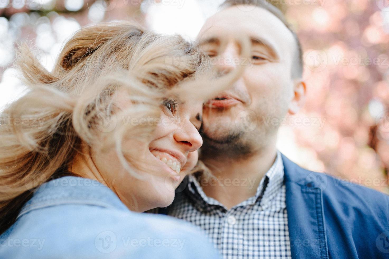 Gesichter verliebter junger Paare, die mit geschlossenen Augen lachen foto