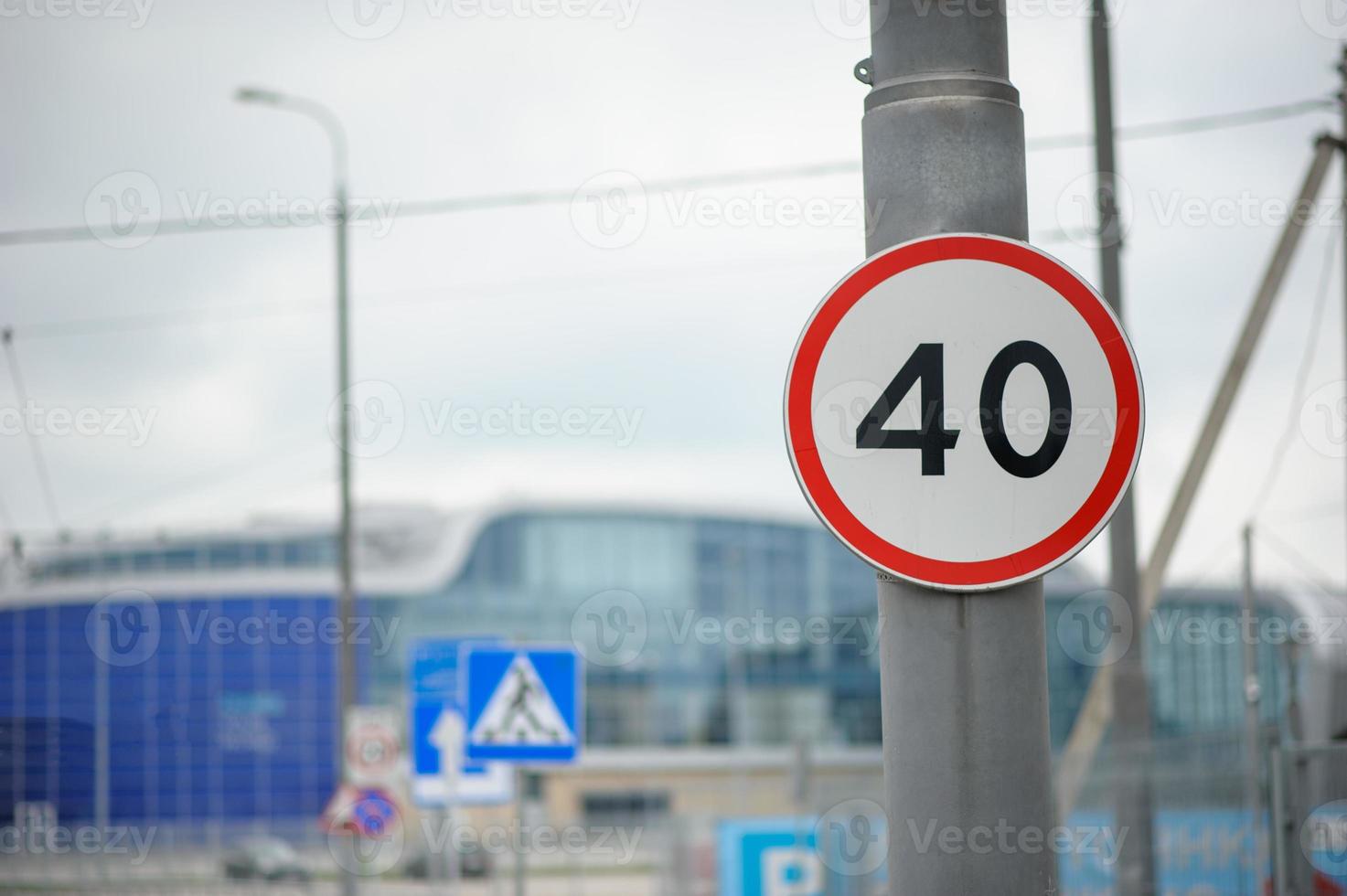 ein Geschwindigkeitsbegrenzungsschild von 40 Stundenkilometern vor dem Flughafen. foto