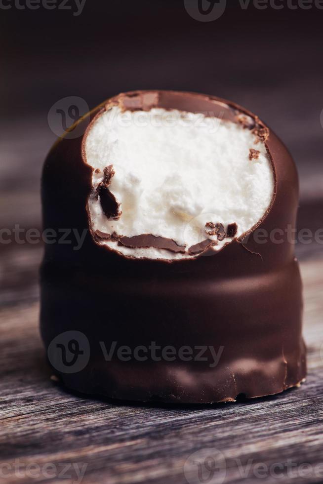 ein mit Schokolade überzogener Marshmallow foto