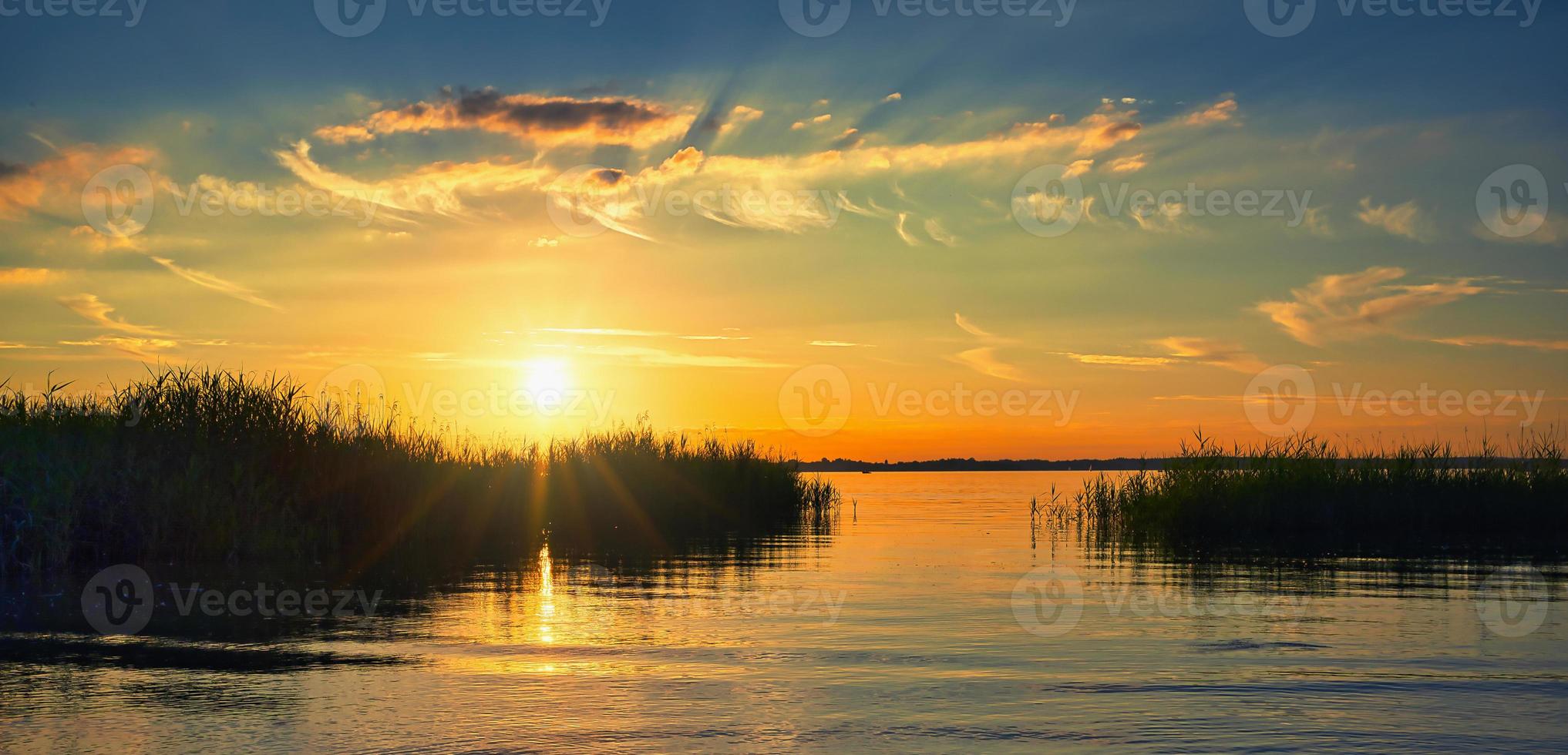 Sonnenuntergang über dem Chiemsee, Bayern foto