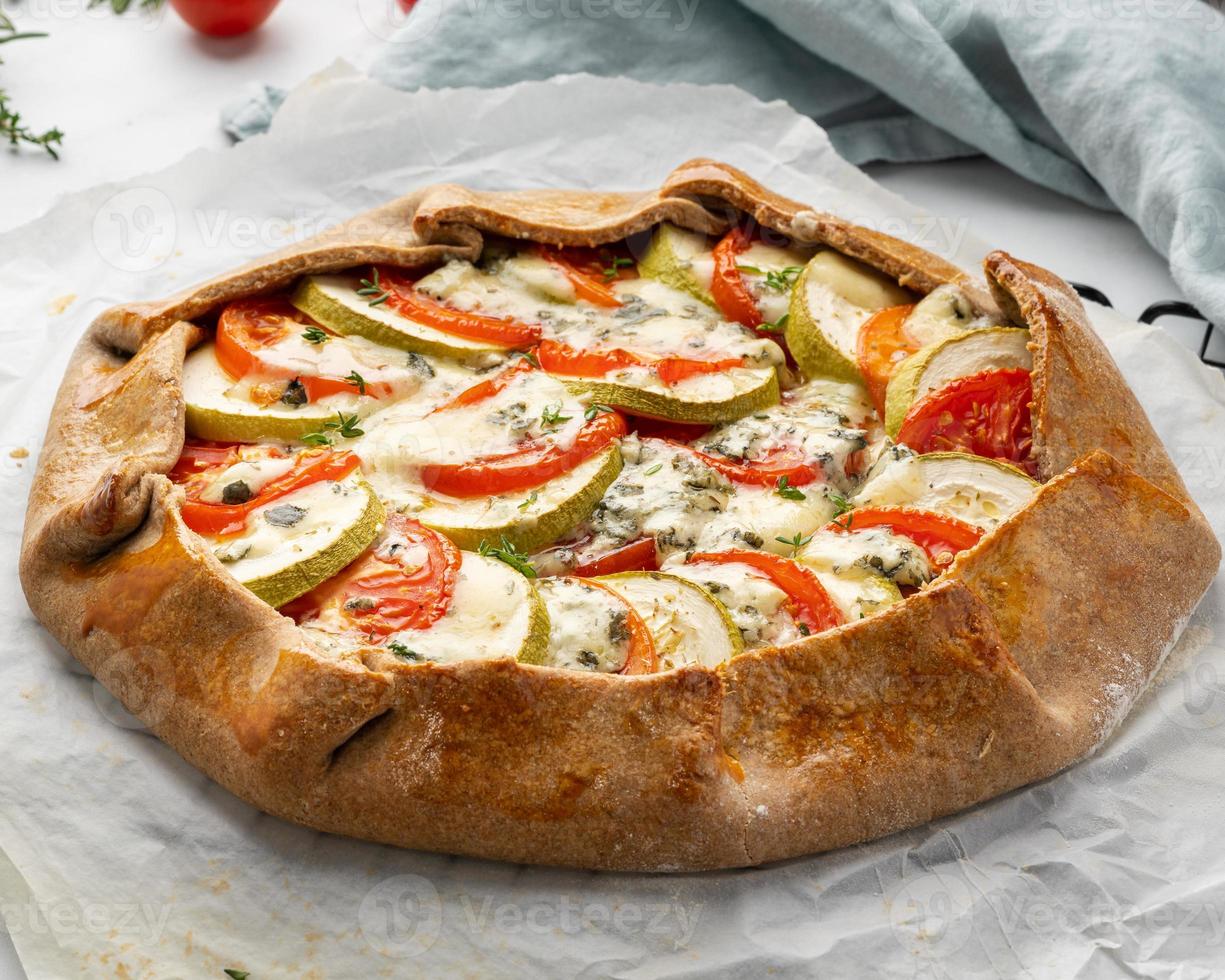 hausgemachte herzhafte Galette mit Gemüse, Vollkorntorte mit Tomaten, Zucchini foto