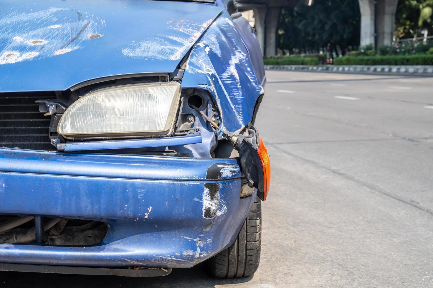 Autounfall auf der Straße, beschädigte Autos nach Kollision in der Stadt foto