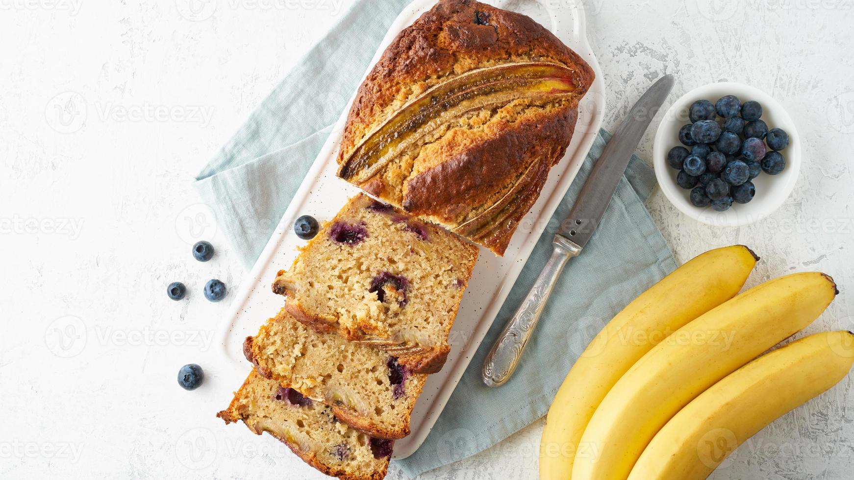 hausgemachtes Bananenbrot. gebackener Kuchen. Draufsicht, weißer Tisch. foto