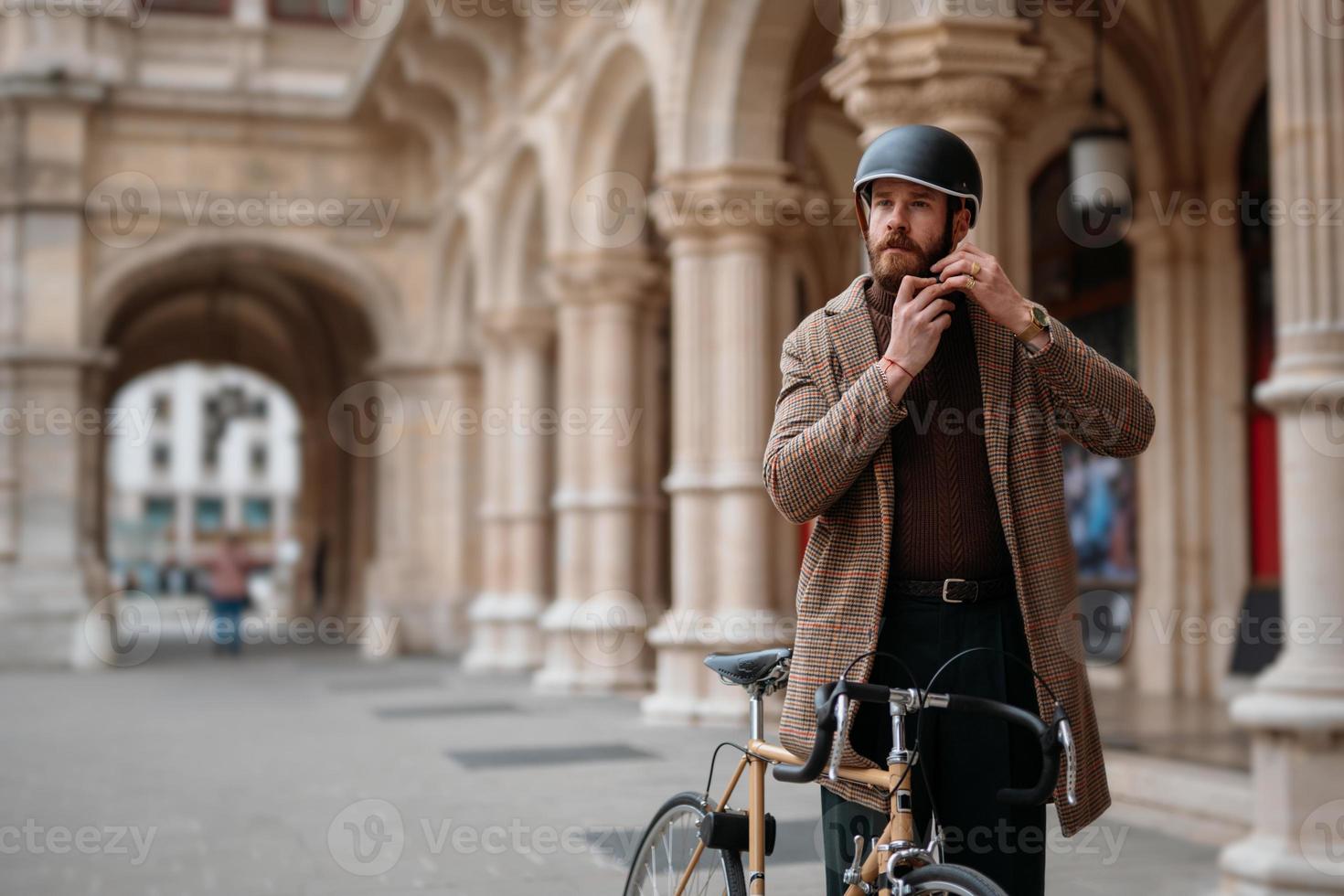 Hipster, der einen Helm aufsetzt. sicherer Fahrradtransport foto