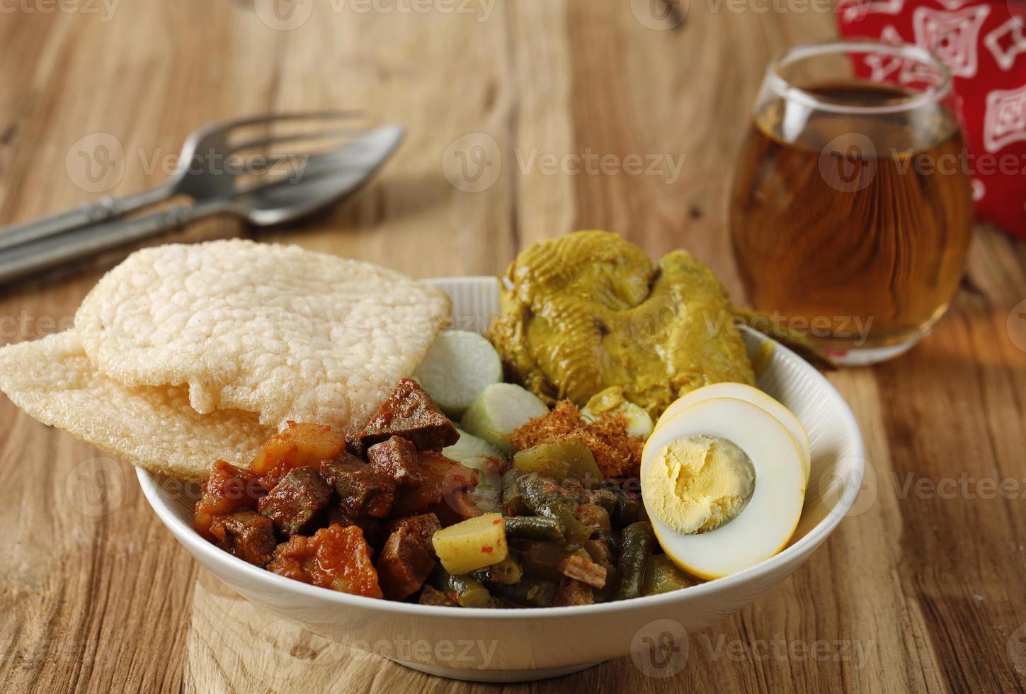 lontong cap go meh, indonesischer lontong sayur mit chinesischem peranakan-einfluss. foto