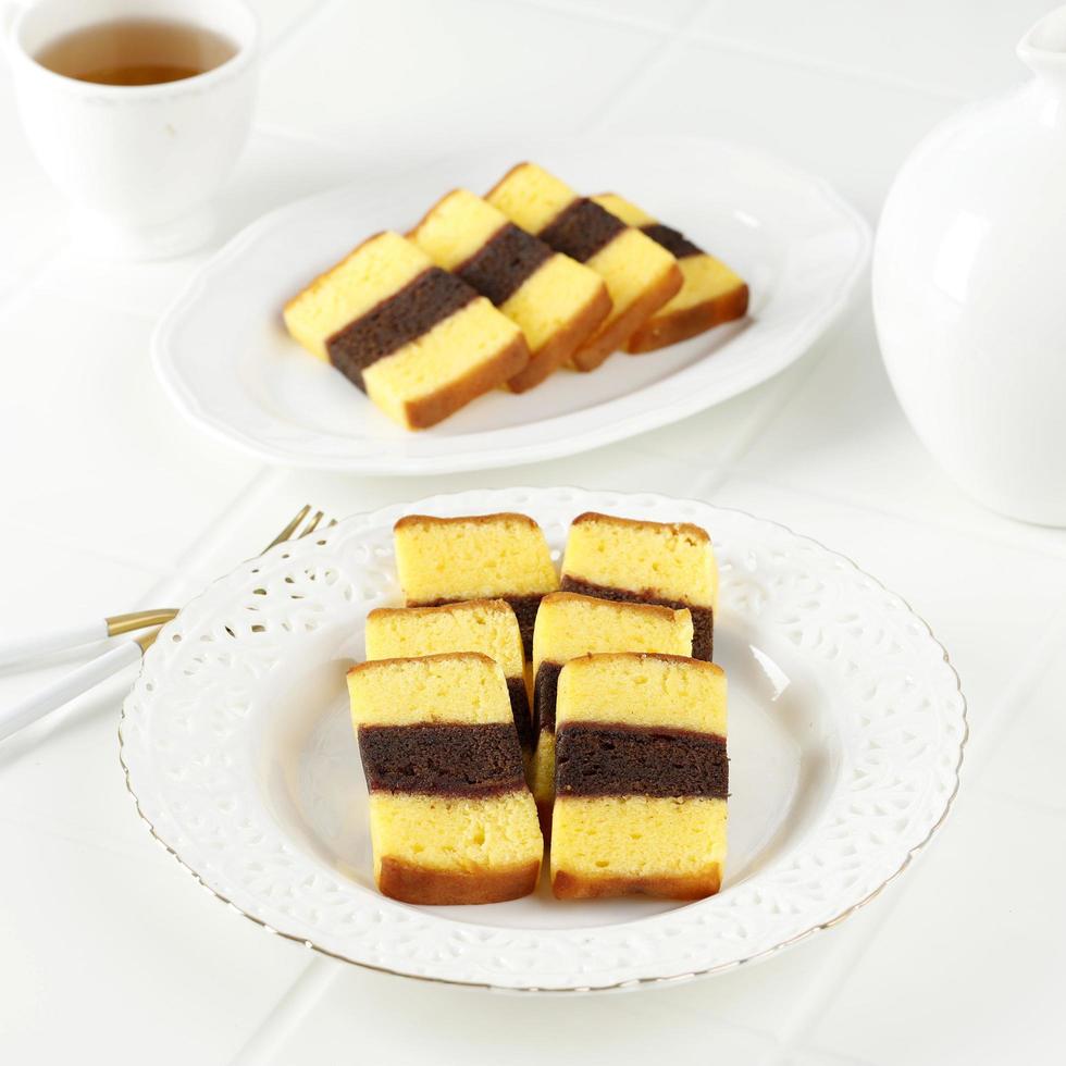 Mini Spiku Lapis Surabaya, dreischichtiger Kuchen aus Surabaya, Indonesien. foto