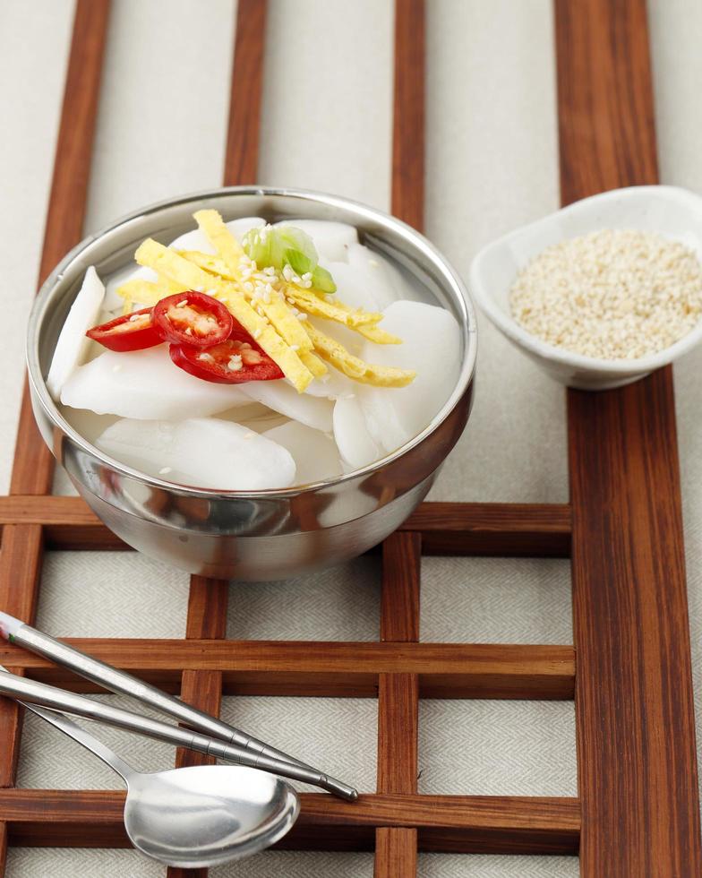 tteokguk oder geschnittene reiskuchensuppe, traditionelles koreanisches gericht, das während der feier des koreanischen neujahrs seollal gegessen wird foto