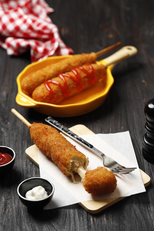 Corndog mit Mozarella-Käse koreanisches Essen foto