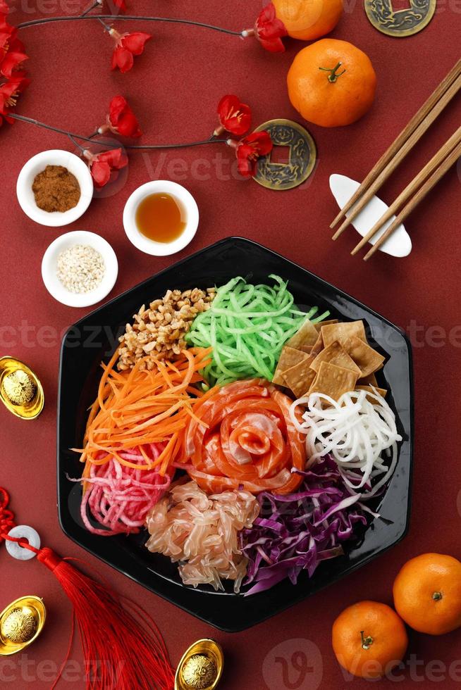 chinesisches neujahr lou sang yusheng traditionelles essen zum segnen foto