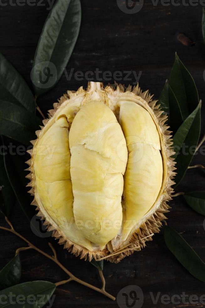 saisonale Durian-Königin der Früchte. reife Durian. leckere Durian, die geschält wurde foto