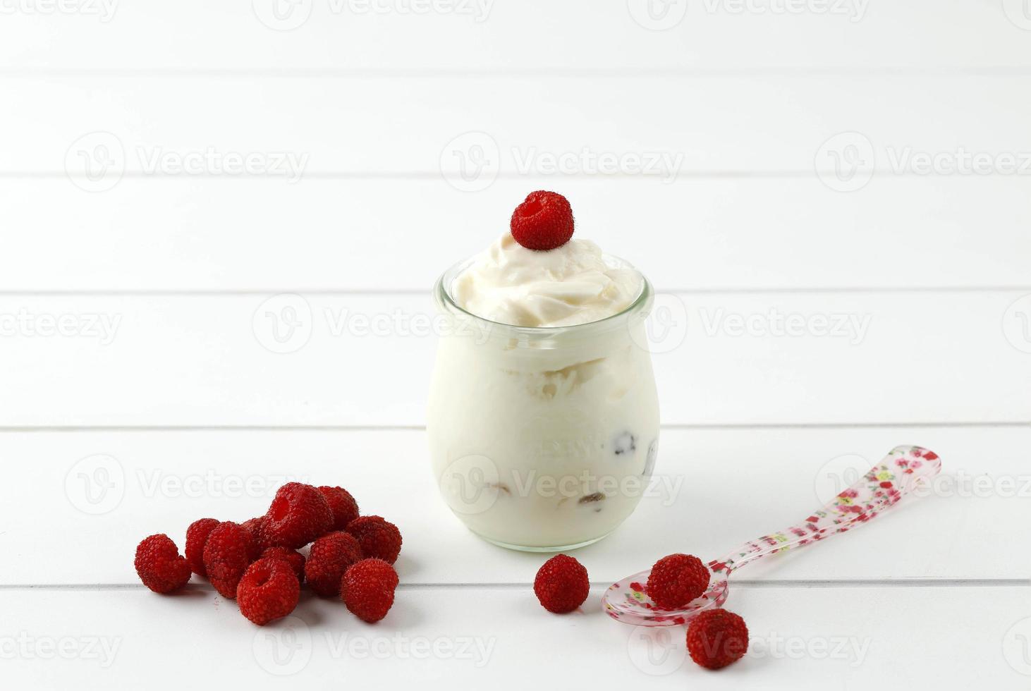 Einfacher griechischer Joghurt mit Himbeeren, auf weißem Tisch. foto