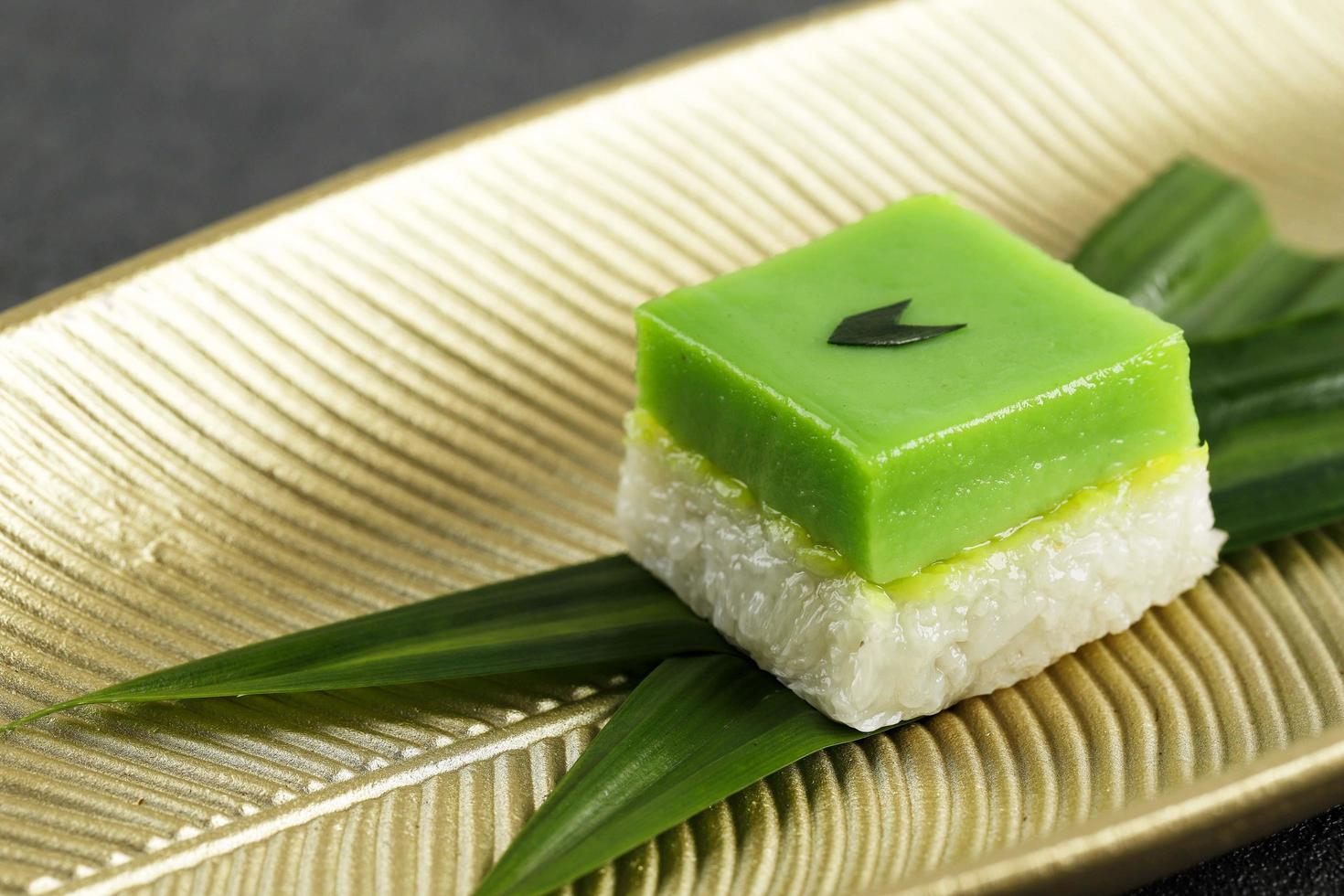 Talam Ketan oder Kuih Seri Muka, zweischichtiges Dessert aus Indonesien foto