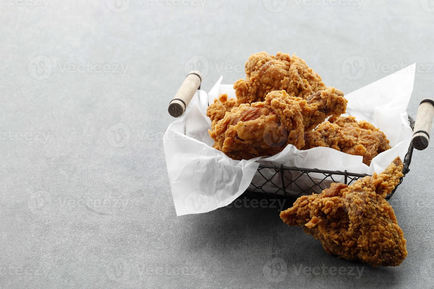 paniertes, knusprig gebratenes Kentucky-Chicken-Drumkick im Korb foto