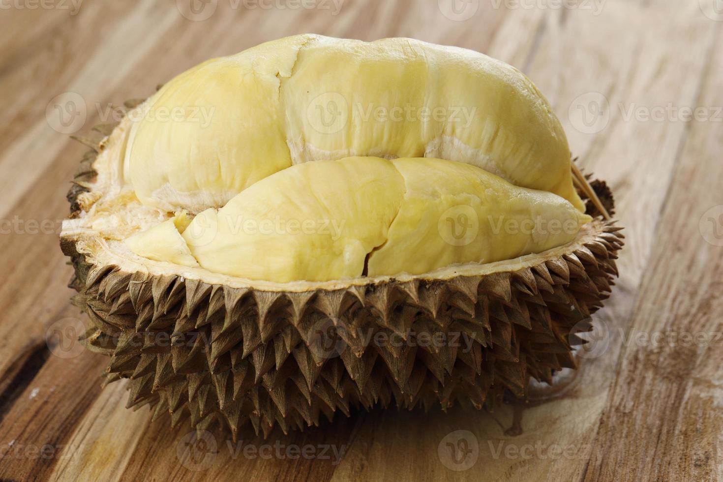 durian der könig der früchte, goldfrüchte, gelbe tropische früchte. beliebte tropische frucht in asien, insbesondere in thailand, malaysia, singapur und indonesien foto