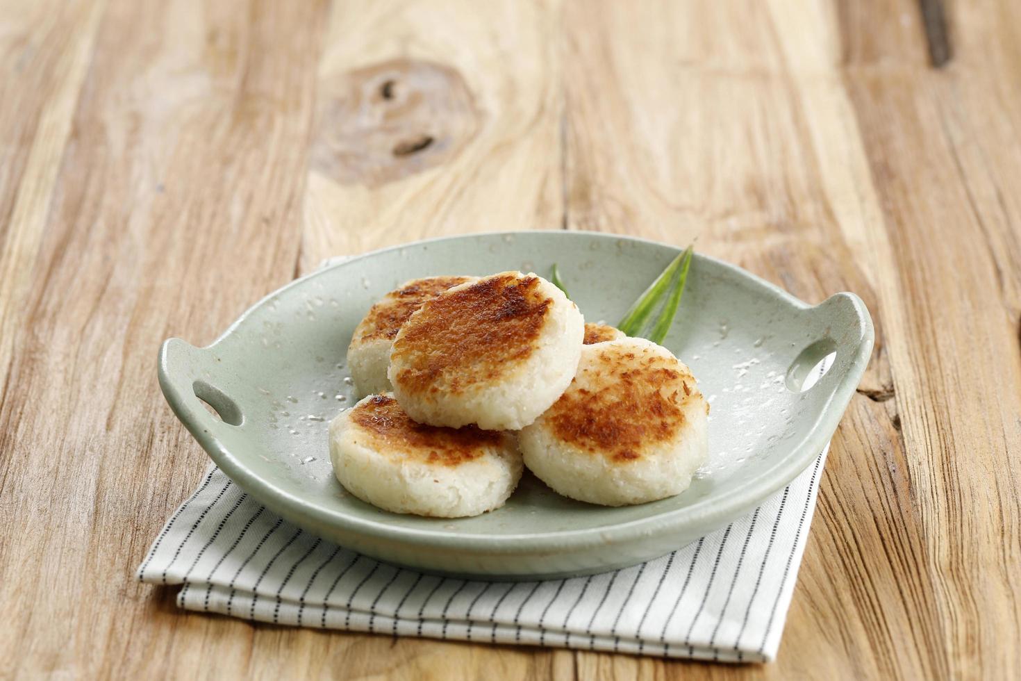 Wingko oder Wingko Babat indonesisches Hotteok, traditionelles indonesisches Essen. foto