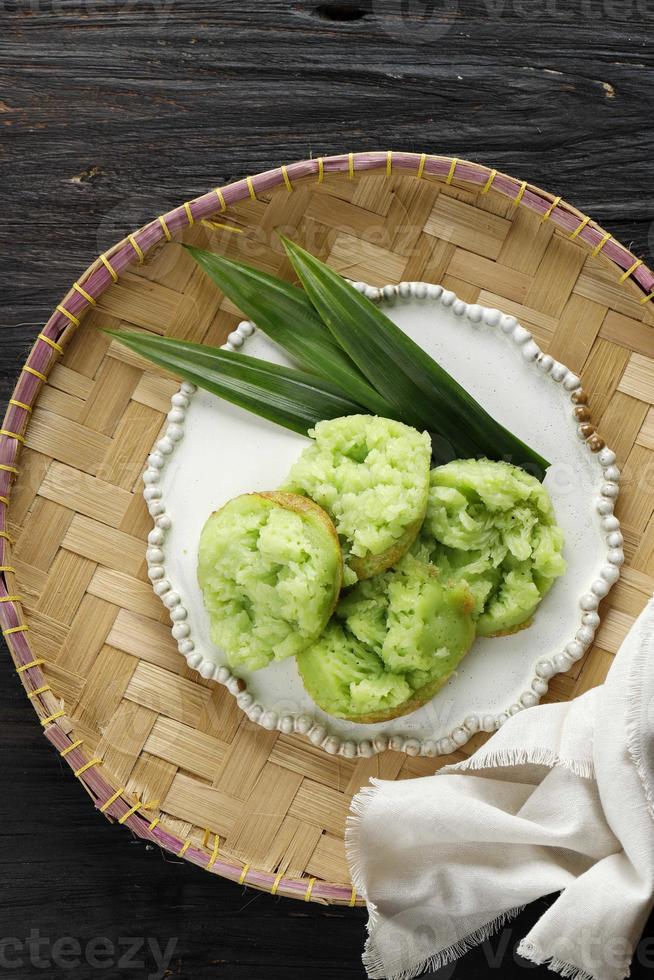 Kue Bikang oder Carabikang, indonesischer traditioneller Kuchen, eine Variante von Jajanan Pasar. Bikang wird aus Reismehlteig und Kokosmilch hergestellt foto