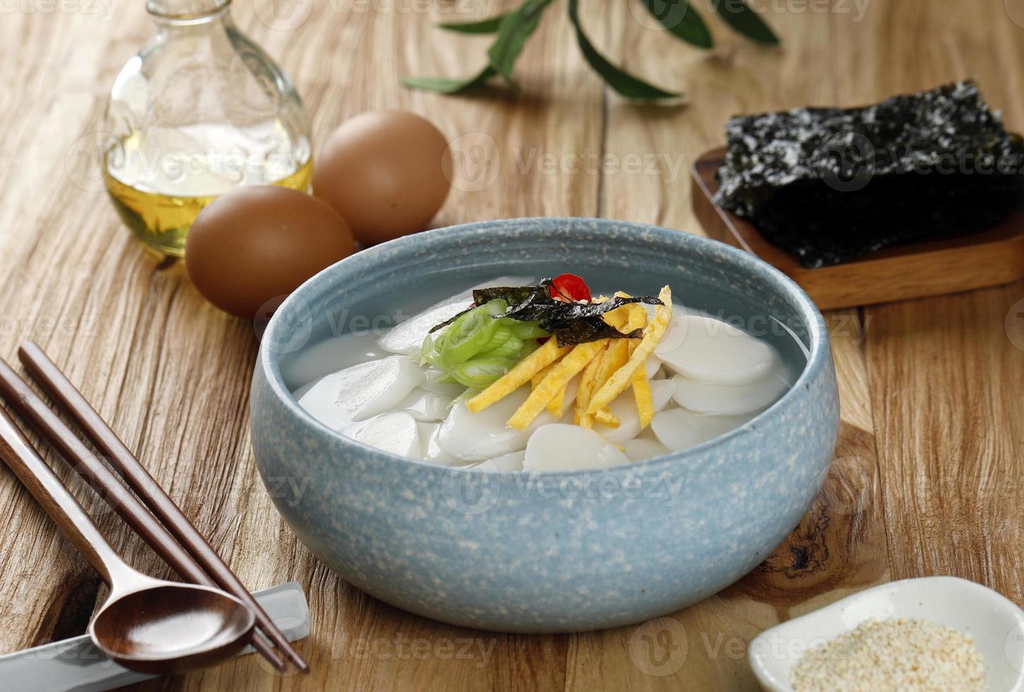 koreanisches neujahr. traditionelles feiertagsessen, reiskuchensuppe. foto