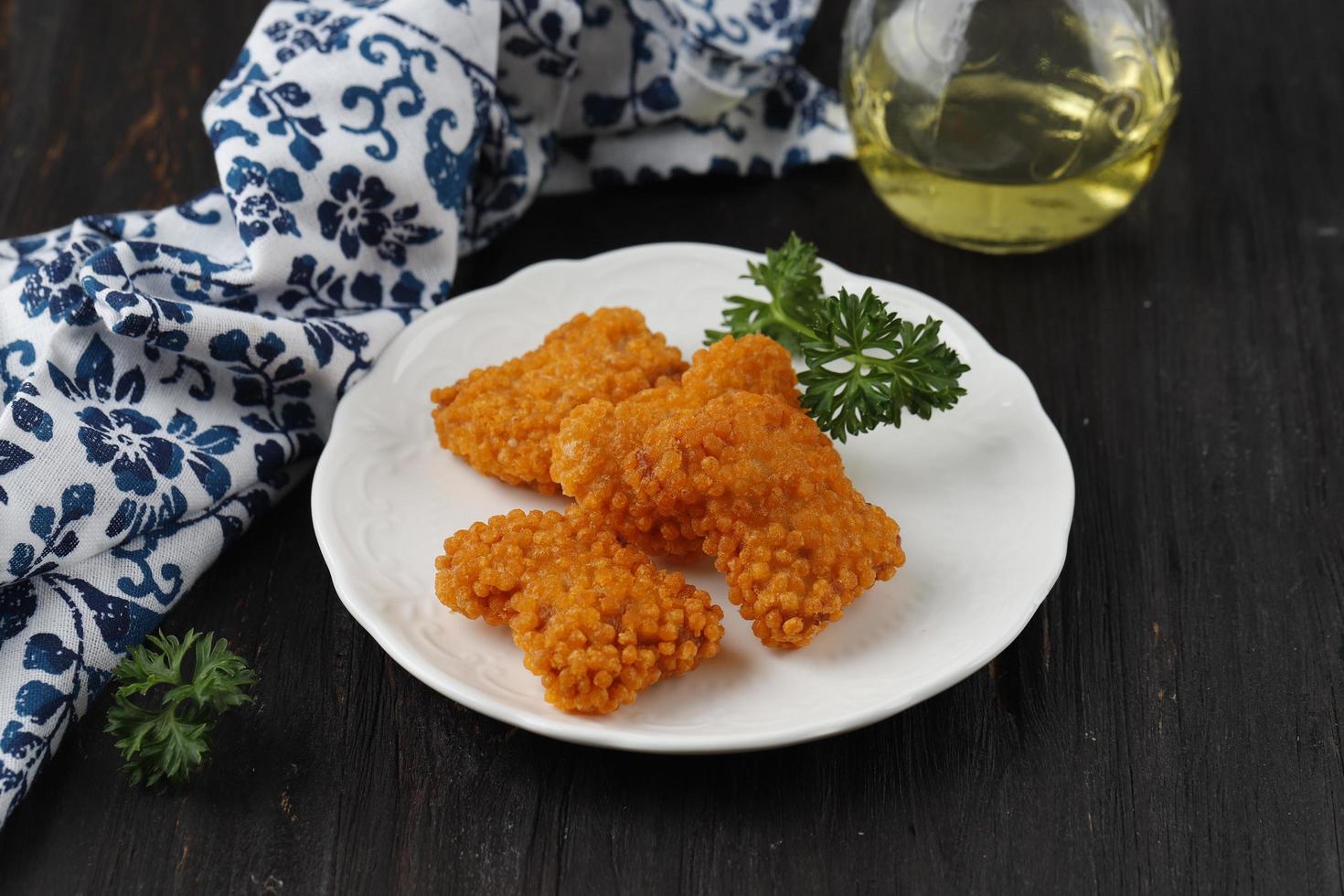 close up chicken nugget mit taiwan knusprigem mehl, serviert auf weißem teller foto