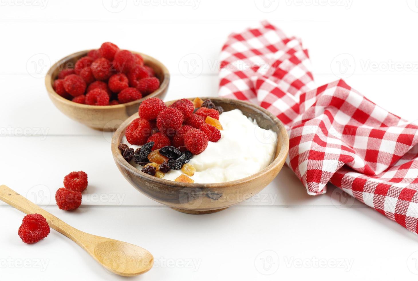 Holzschale griechischer Joghurt mit Himbeere foto