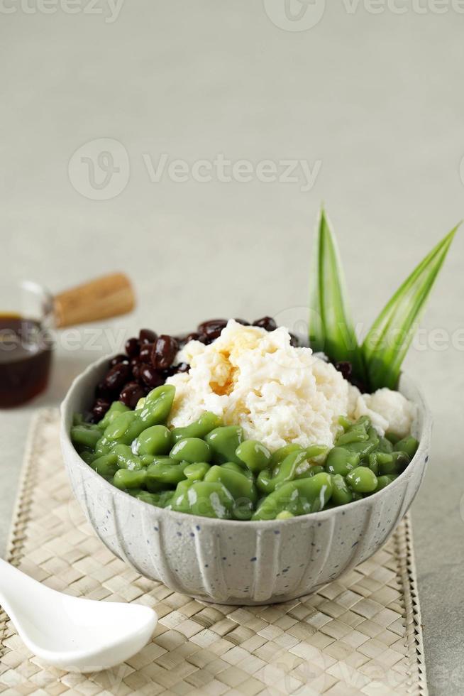 malaysische Desserts namens Cendol. Cendol wird aus zerkleinerten Eiswürfeln, roten Bohnen hergestellt foto