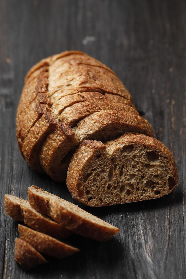 Traditionelles Sauerteigbrot, geschnitten auf einem Holzbrett, Nahaufnahme foto