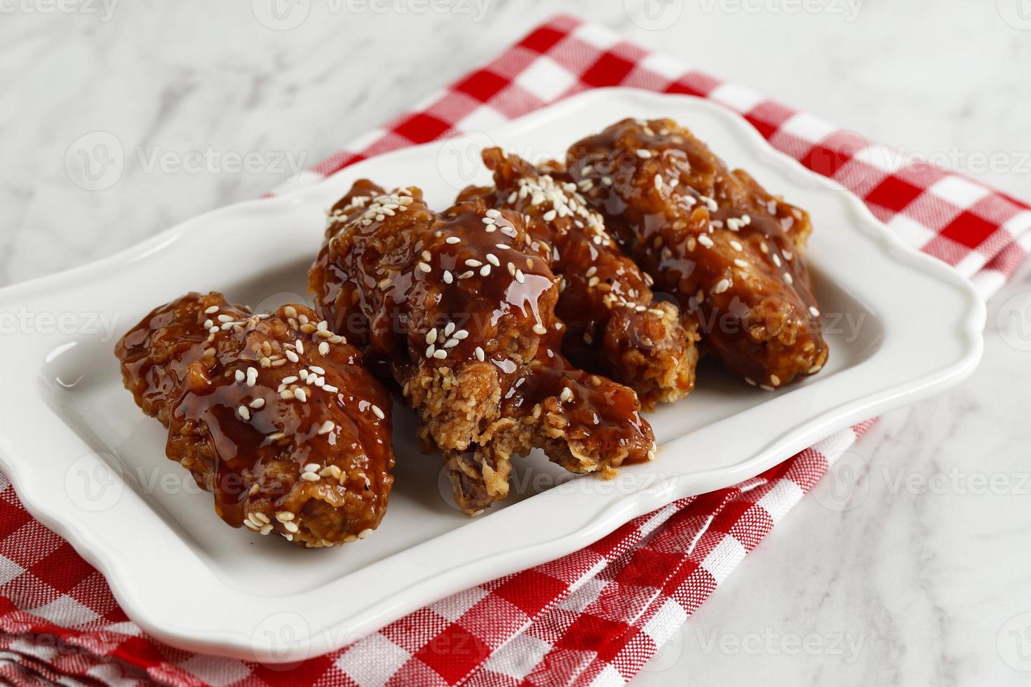 koreanisches frittiertes hähnchen mit scharfer sauce und sesamsamen foto