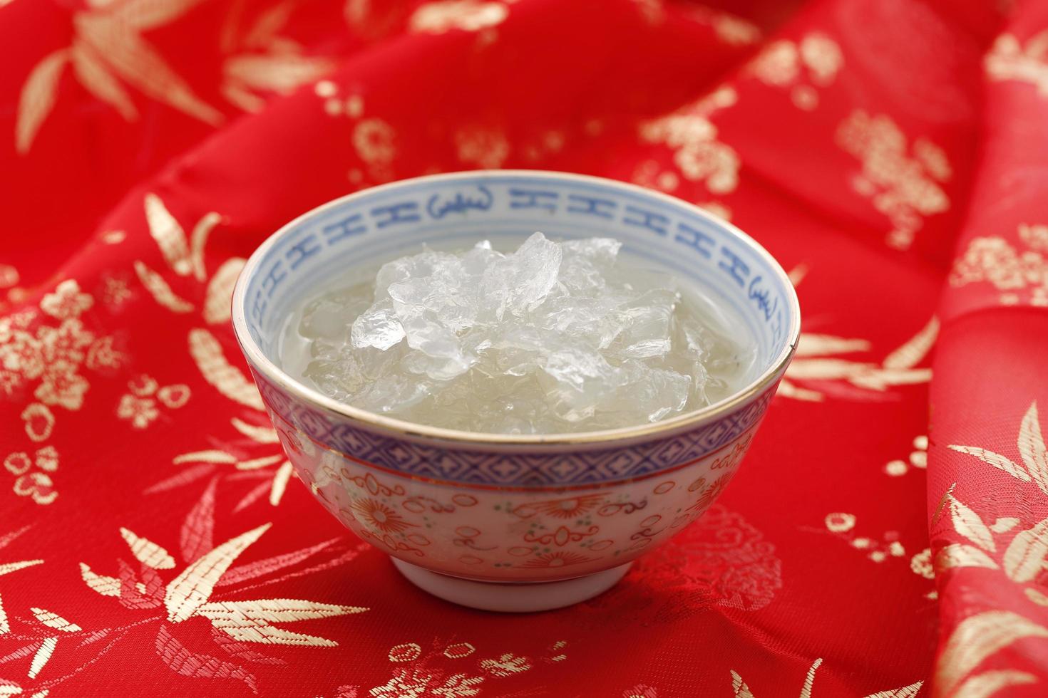 Vogelnestsuppe, asiatische Küche für einen gesunden Körper, reich an Kollagen foto