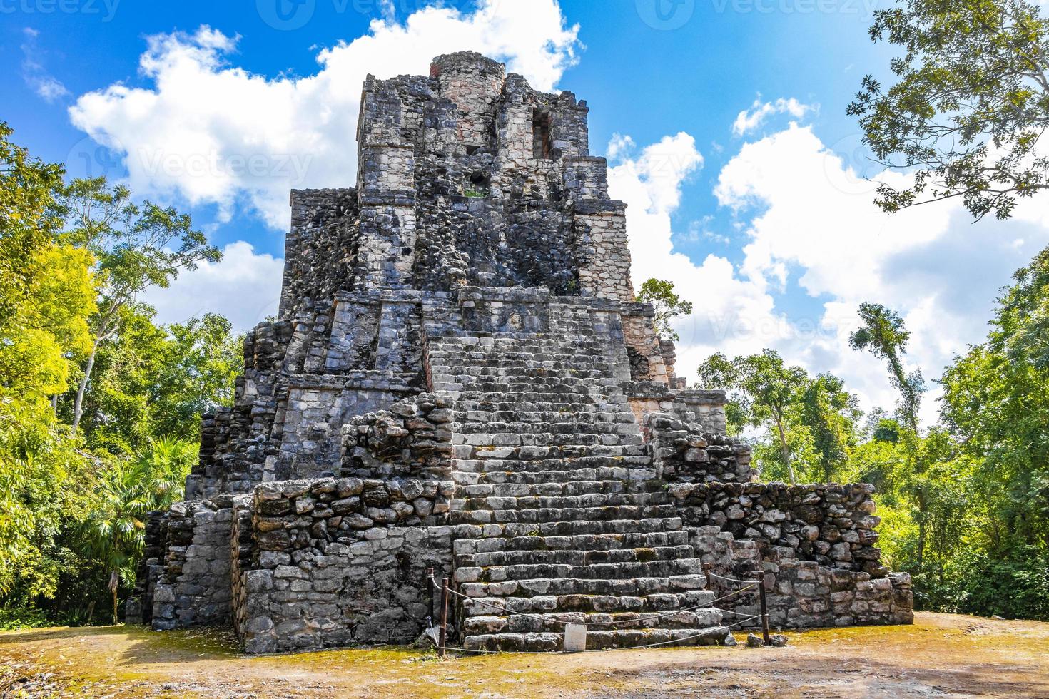 alte Maya-Stätte mit Tempelruinen Pyramidenartefakten Muyil Mexiko. foto