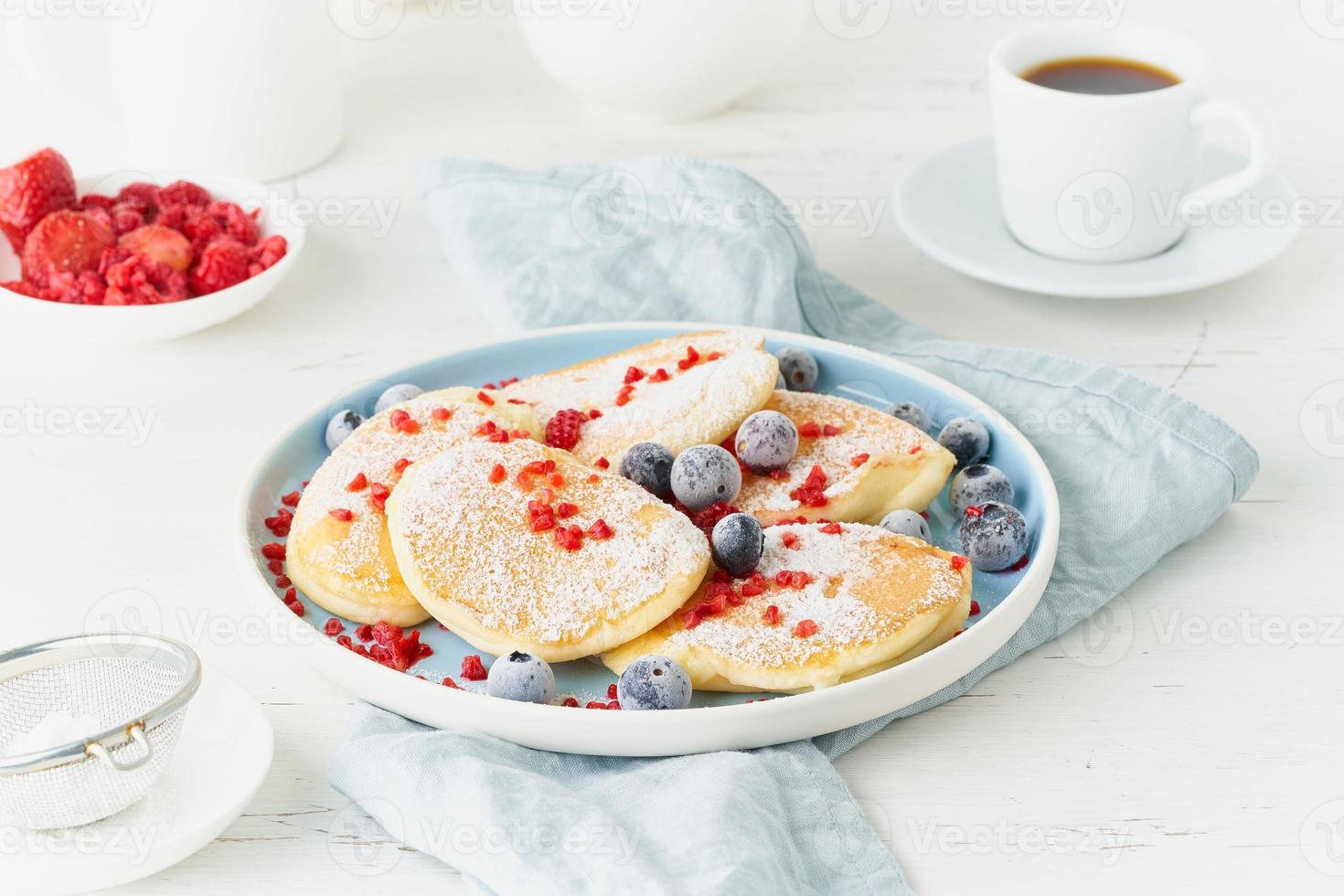 Flauschiger japanischer Pfannkuchen, dicker Auflauf. trendiges essen. leckeres Frühstück foto