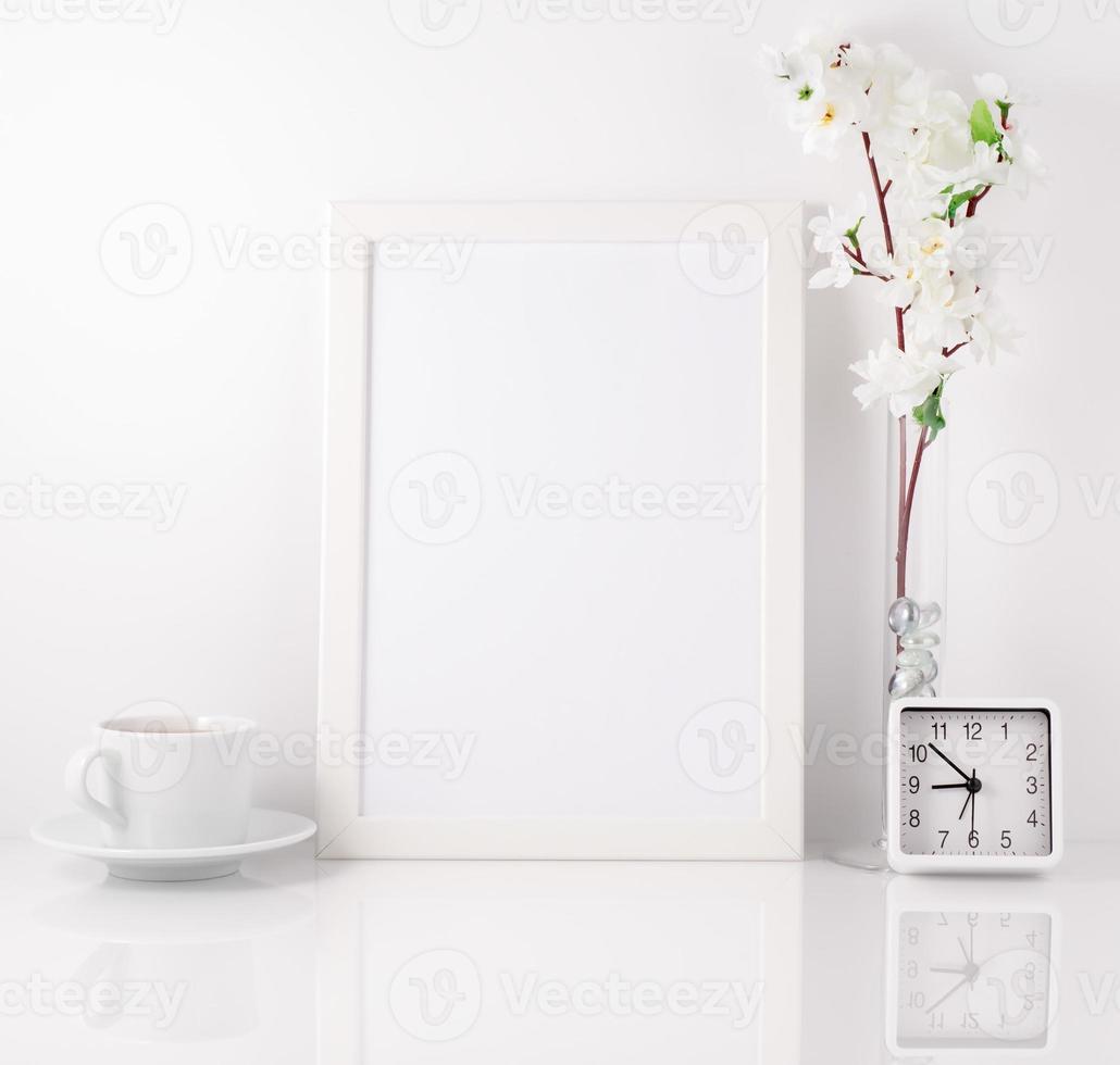 weißer Rahmen, Blume in Vase, Tasse mit Tee oder Kaffee, Uhr auf ws foto