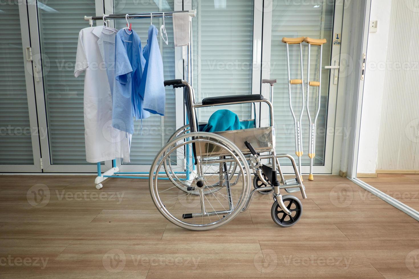 Reihenrollstühle in der Klinik oder im Krankenhaus, Rollstühle, die auf Patientendienste warten. foto