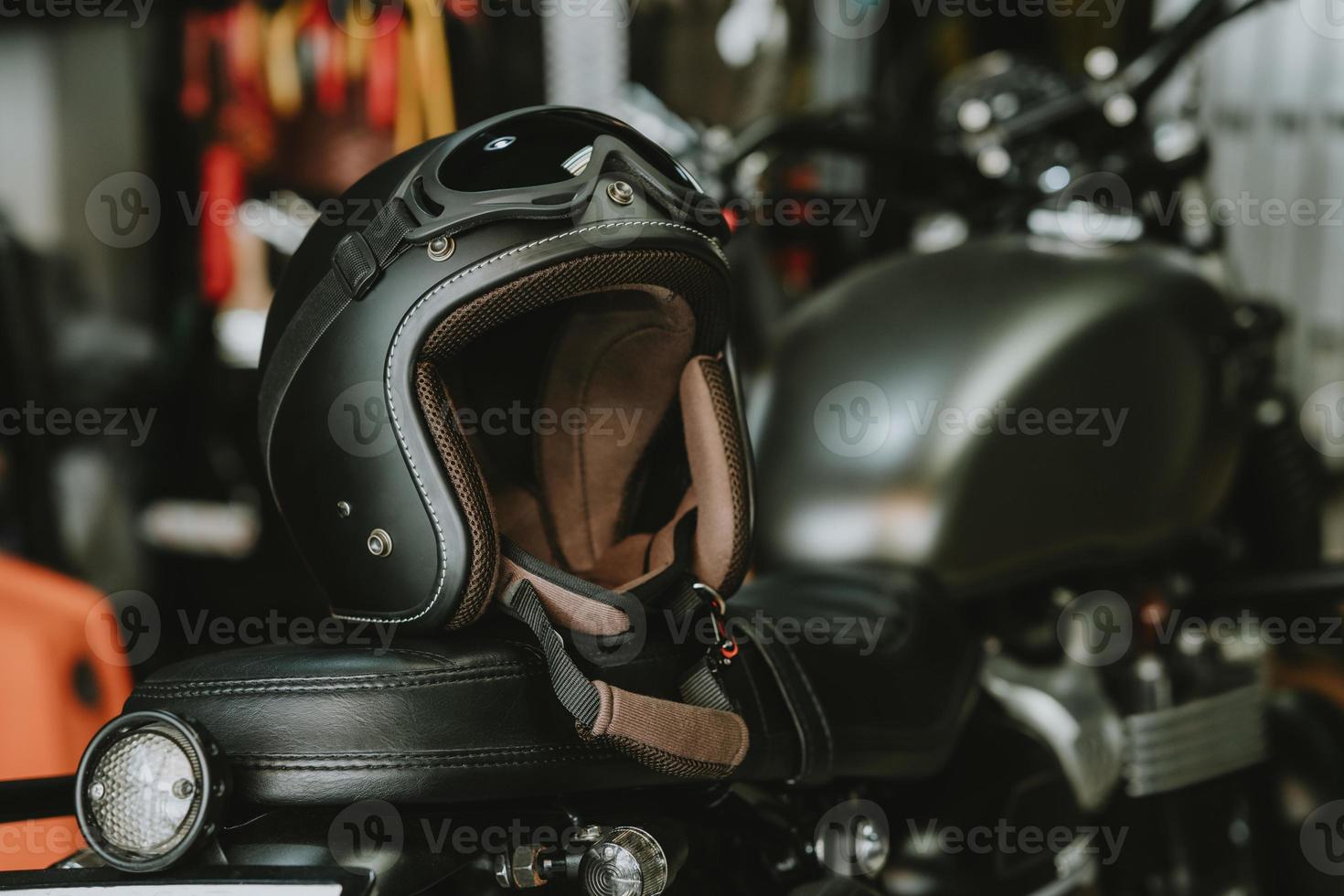Motorradhelme auf dem Motorrad, selektiver Fokus foto