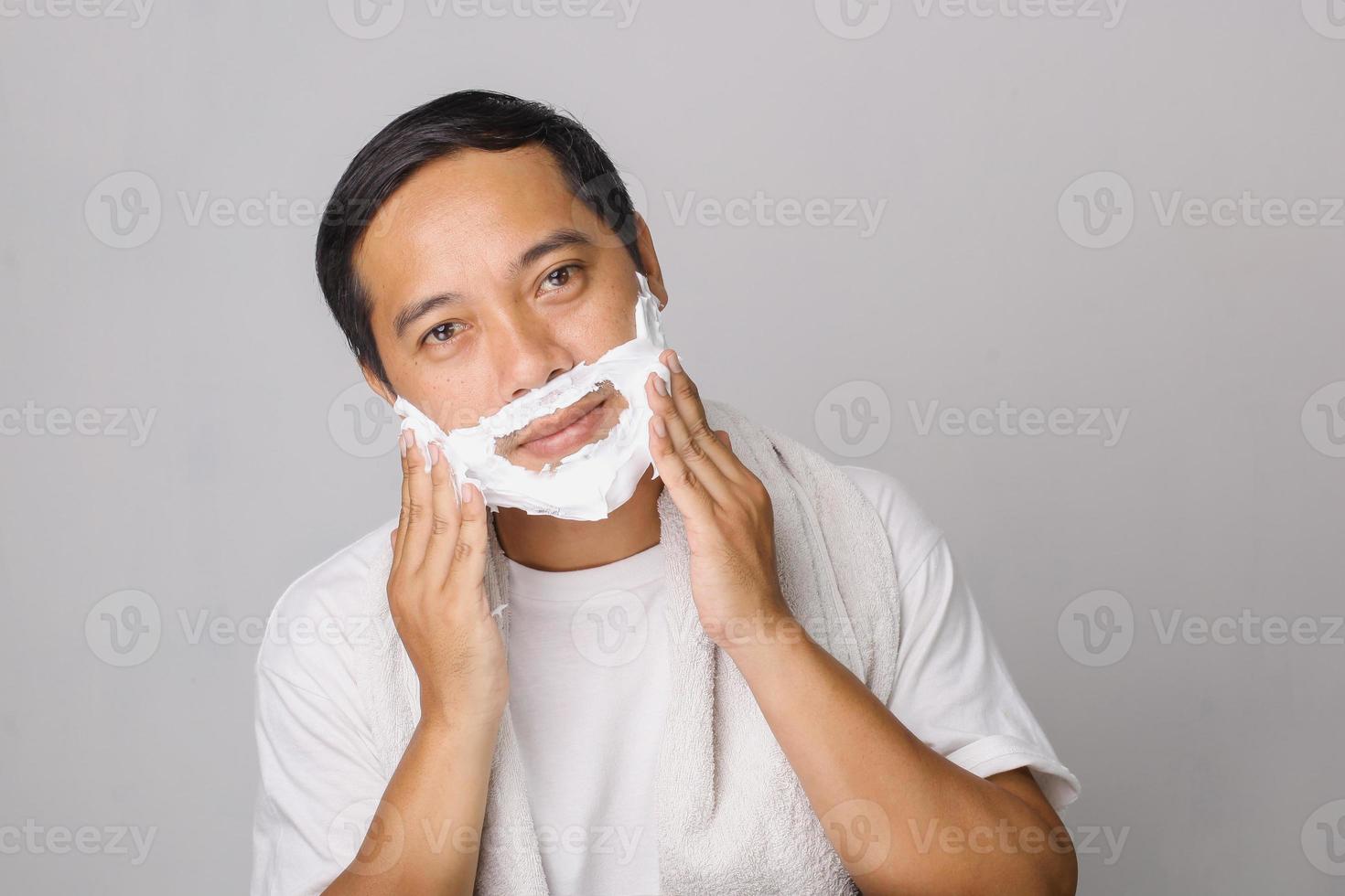 hübscher asiatischer mann, der bereit ist, sich zu rasieren foto