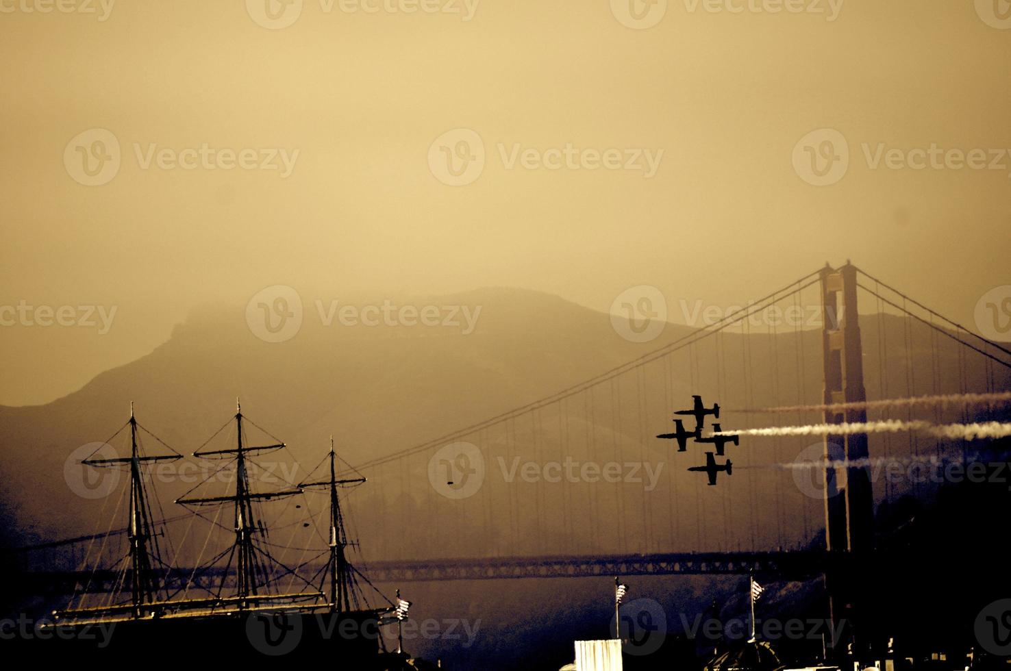 San Francisco, Kalifornien, 2009 - Golden Gate Bridge mit Jet und Schiff foto