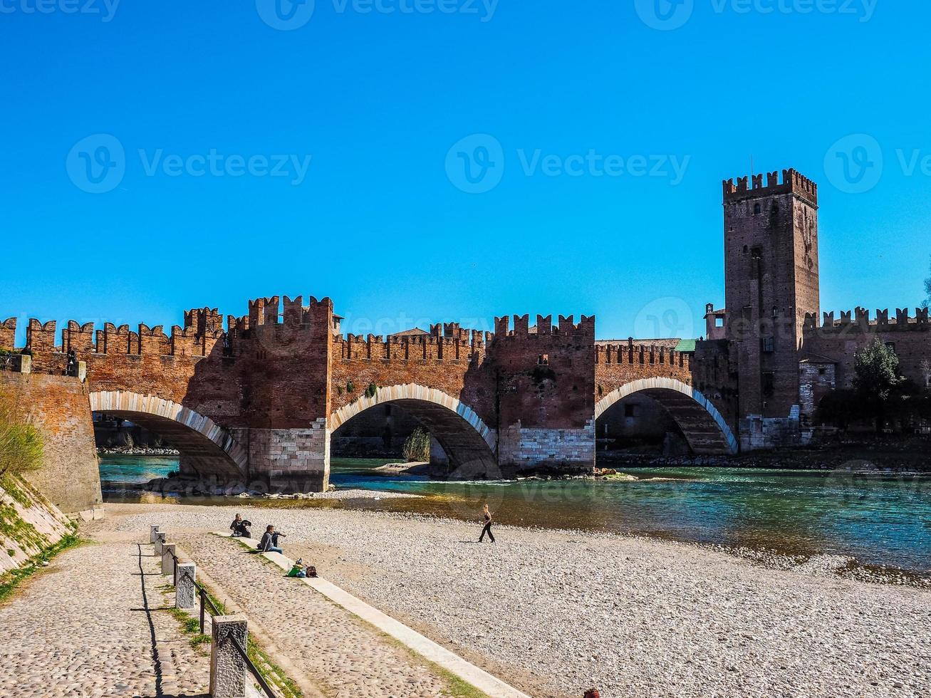 hdr castelvecchio-brücke alias scaliger-brücke in verona foto