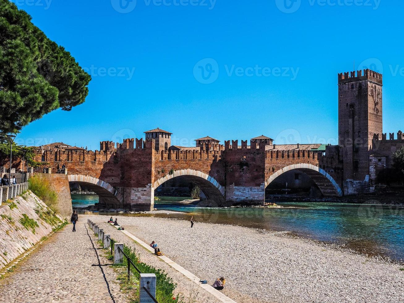 hdr castelvecchio-brücke alias scaliger-brücke in verona foto