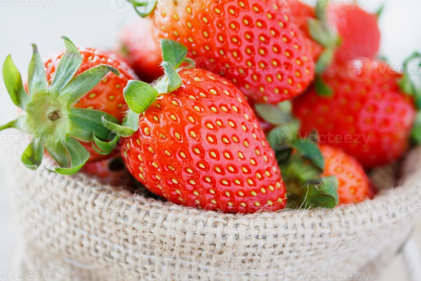 Erdbeeren im Sack foto