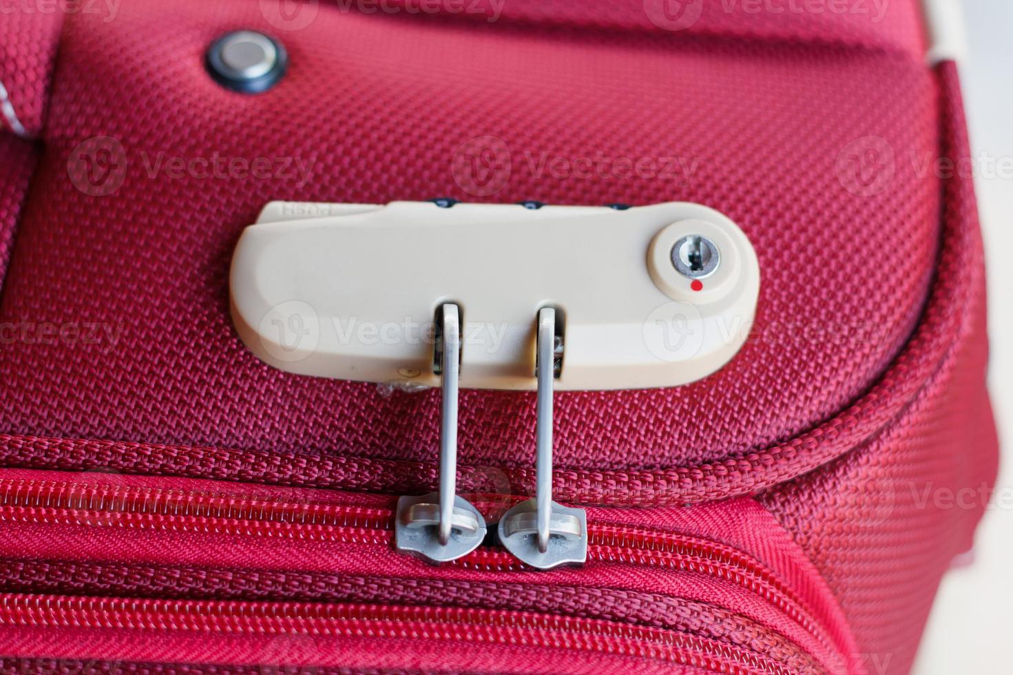 Kombinationsschloss auf roter Kofferreisetasche foto