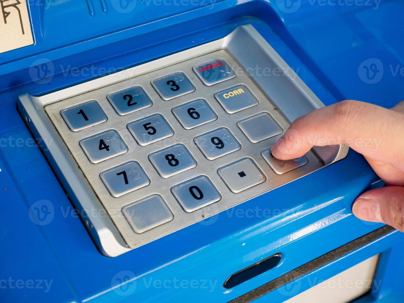 frau, die geldautomat benutzt, um geld abzuheben foto