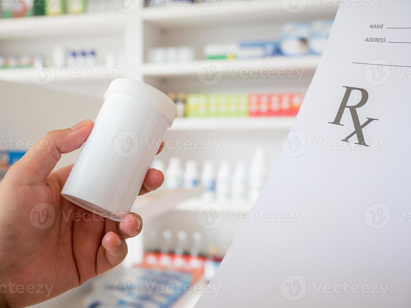 Apothekerin mit Rezept und Medikamentenflasche in der Apotheke foto
