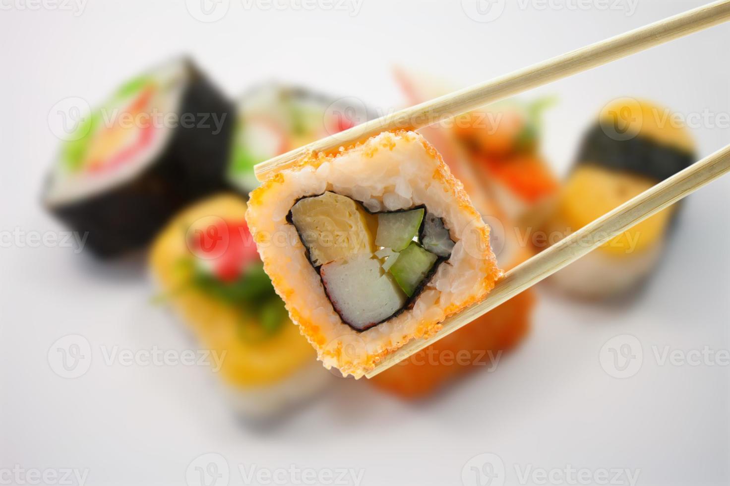 Sushi mit Stäbchen foto