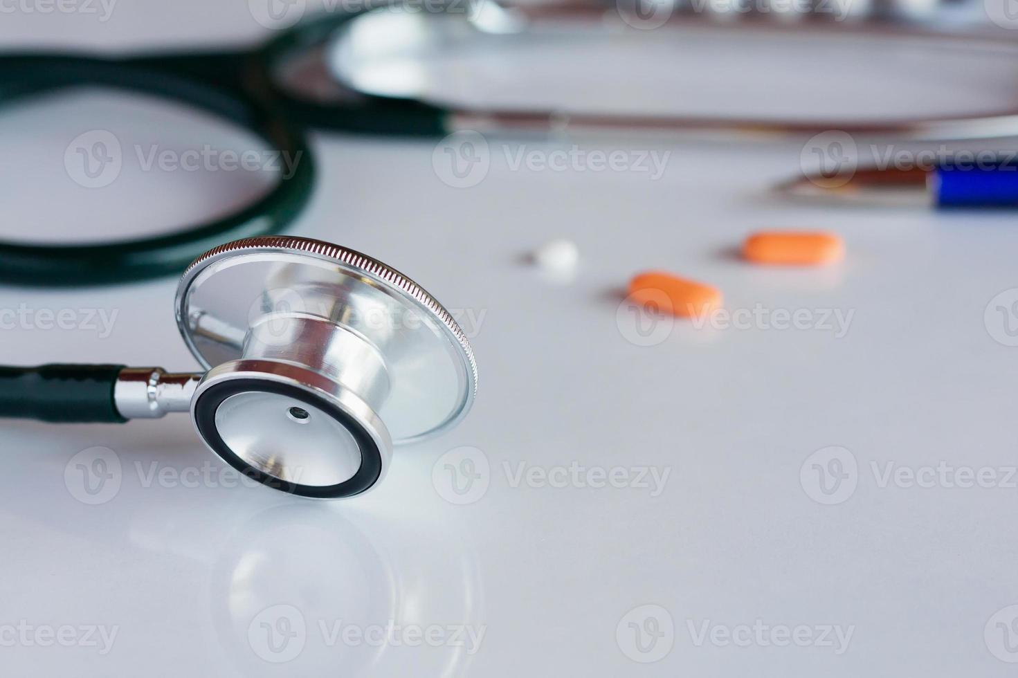 Stethoskop auf weißem Hintergrund foto
