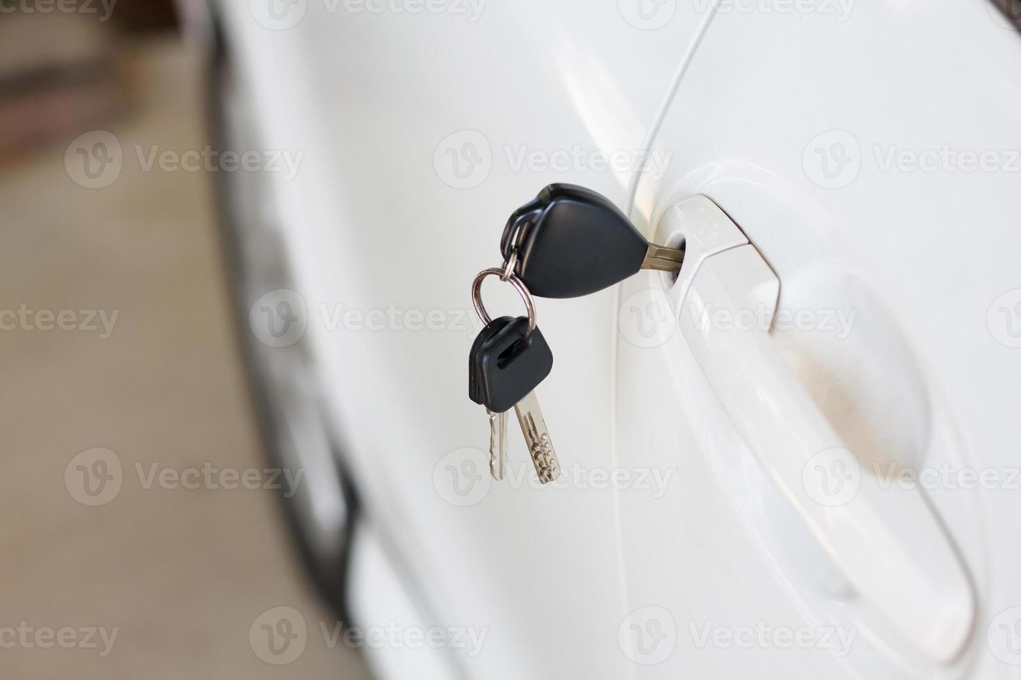 Autoschlüssel in der Autotür gelassen foto