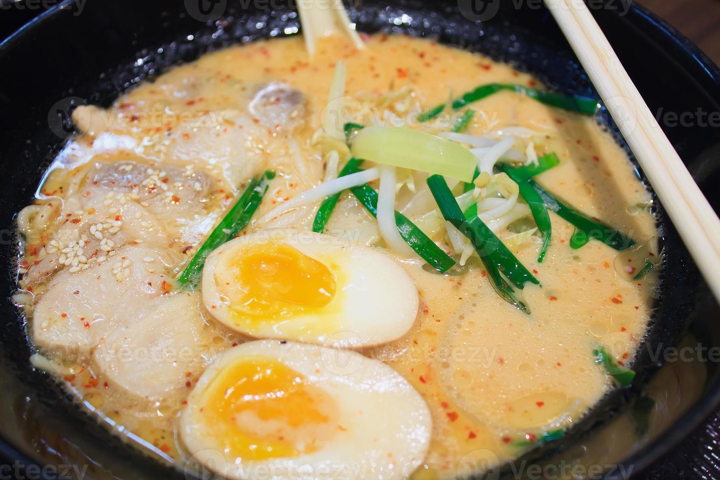 Ramen-Suppe mit weich gekochtem Ei foto