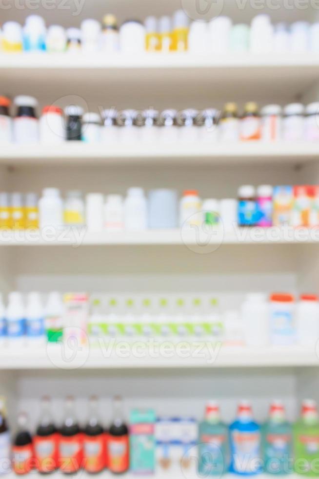 Medikamente in Regalen in der Apotheke angeordnet verschwommenen Hintergrund foto