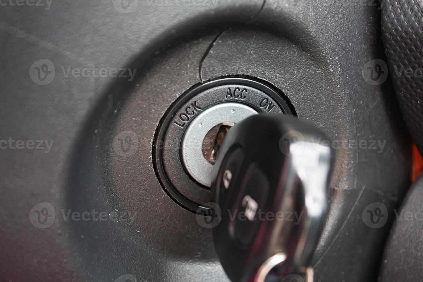 Autoschlüssel in das Zündschloss des Autos gesteckt foto